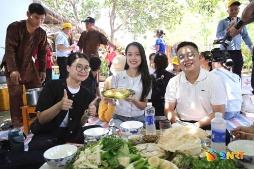 Du khách thưởng thức các món ăn tại làng Thái Chấn Sơn. Ảnh: XUÂN TRINH