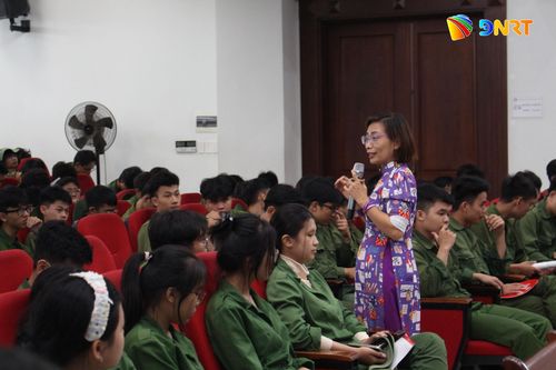 Sinh viên Trường Đại học Sư phạm Kỹ thuật (Đại học Đà Nẵng) tại buổi sinh hoạt chuyên đề văn hóa số và tâm lý học đường. Ảnh: THU HÀ