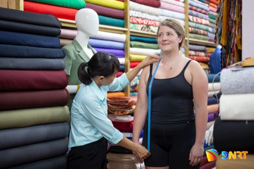 Du khách trải nghiệm dịch vụ may đo tại Hội An. Ảnh: PHAN VŨ TRỌNG
