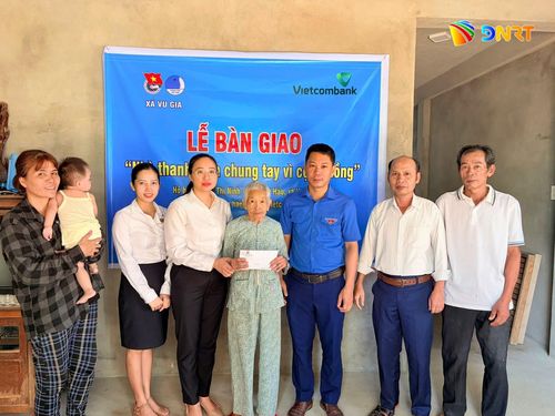 Đoàn Thanh niên xã Vu Gia và đơn vị tài trợ bàn giao công trình "Thanh niên chung tay vì cộng đồng" cho gia đình bà Nguyễn Thị Ninh (thôn Mỹ Hảo). Ảnh: ĐVCC