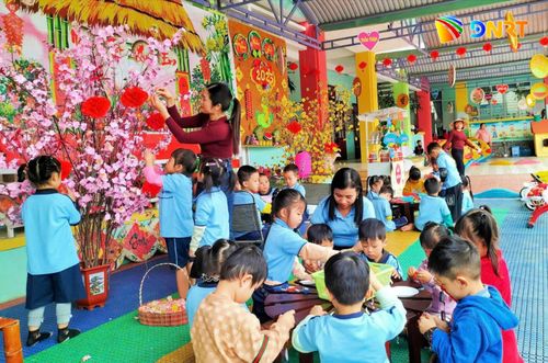 Học sinh Trường Mầm non Đại Lãnh trang trí không gian đón Tết cổ truyền cùng cô giáo. Ảnh: KHẢI KHIÊM