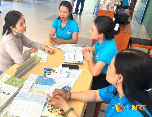 Bảo hiểm xã hội thành phố duy trì nhiều hình thức tư vấn, hỗ trợ người dân tham gia đóng bảo hiểm xã hội, bảo hiểm y tế. Ảnh: DIỆP NHƯ