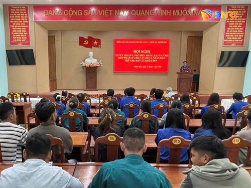 Hội nghị tuyên truyền pháp luật do Hội Luật gia thành phố Đà Nẵng tổ chức tại xã Khâm Đức. Ảnh: DUY AN
