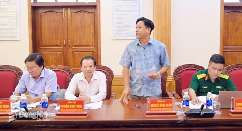 Phó Chủ tịch UBND xã Tân Tiến Nguyễn Đình Đoàn báo cáo tại buổi làm việc. Ảnh: Văn Chung