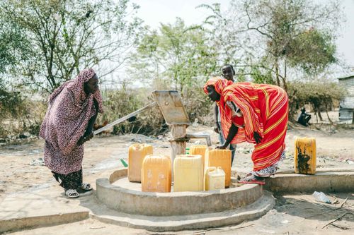 Người dân lấy nước sinh hoạt tại ngoại ô Juba, Nam Sudan. Ảnh: TTXVN