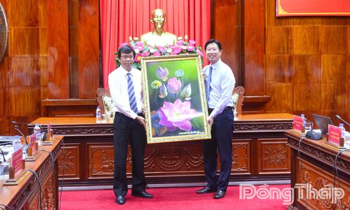 Phó Chủ tịch UBND tỉnh Đồng Tháp Huỳnh Minh Tuấn (bên phải) tặng quà lưu niệm cho Giáo sư, Tiến sĩ Trần Ngọc Hải, Phó Giám đốc Đại học Cần Thơ.