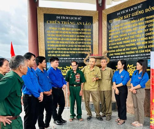  Các CCB xã An Lão kể chuyện truyền thống cho ĐVTN tại di tích lịch sử. Ảnh: D.Đ 