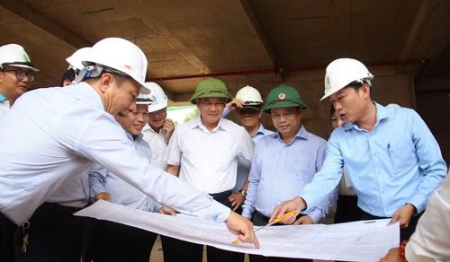  Phó Chủ tịch Thường trực UBND tỉnh Nguyễn Tuấn Thanh (thứ 2 từ phải sang) kiểm tra tiến độ thi công Dự án chợ và Trung tâm thương mại Bồng Sơn (phường Bồng Sơn), ngày 11-7-2026. Ảnh: T.L 