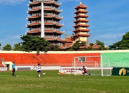 Loạt sút luân lưu gay cấn đã mang đến những giây phút hồi hộp trước khi xác định nhà vô địch nội dung U12. Ảnh: H.V