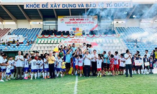 Giải là sân chơi bổ ích, góp phần thúc đẩy phong trào bóng đá thiếu niên, nhi đồng, đồng thời phát hiện và bồi dưỡng những tài năng trẻ cho bóng đá Gia Lai. Ảnh: H.V