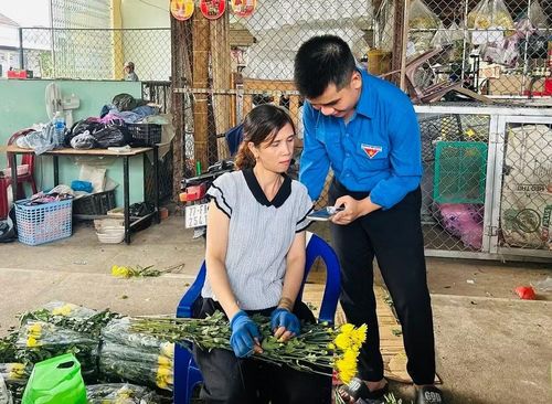 Các thành viên còn tuyên truyền, hướng dẫn tiểu thương áp dụng các hình thức thanh toán không dùng tiền mặt. Ảnh: Đ.Y