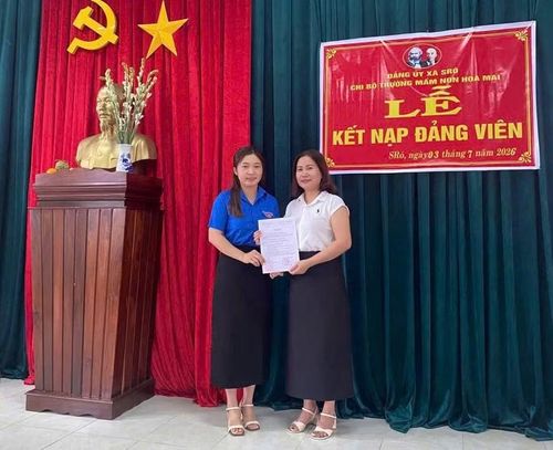  Kết nạp đảng viên mới tại Chi bộ Trường Mầm non Hoa Mai thuộc Đảng bộ xã SRó. Ảnh: ĐVCC 