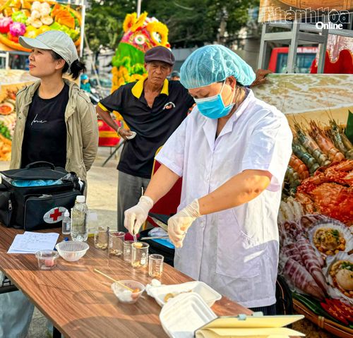Cán bộ y tế Chi cục An toàn vệ sinh thực phẩm (Sở Y tế) xét nghiệm nhanh mẫu thực phẩm của các gian hàng bán thức ăn tại Festival Biển Khánh Hòa năm 2026. Ảnh: THẢO LY