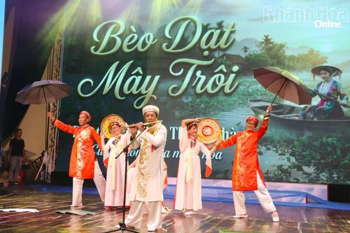 Tiết mục tấu sáo "Bèo dạt mây trôi" do đội thi phường Phan Rang (cụm 2) biểu diễn.