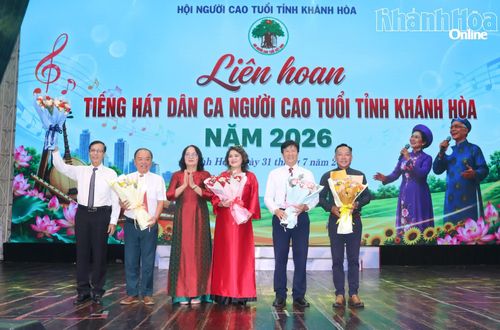 Ban tổ chức tặng hoa cho Ban giám khảo liên hoan.