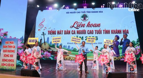Phần thi chào hỏi sôi động của đội thi phường Ninh Hòa (đội 2, cụm 3).