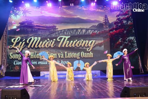 Người cao tuổi duyên dáng trong tà áo dài với điệu "Lý mười thương".