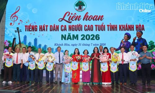 Ban tổ chức tặng cờ lưu niệm và hoa cho các đội tham gia liên hoan.