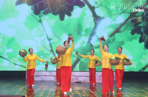Tiết mục múa "Hương nho" do đội thi đến từ xã Phước Dinh (cụm 2) thể hiện.