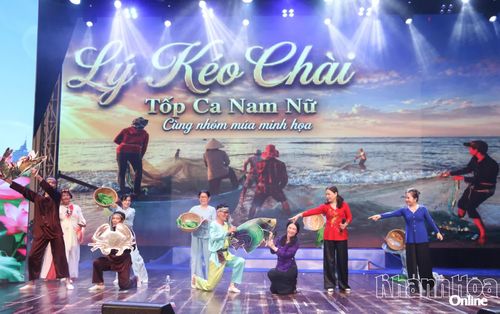 Một đội thi trình diễn điệu lý đặc trưng của vùng miền.
