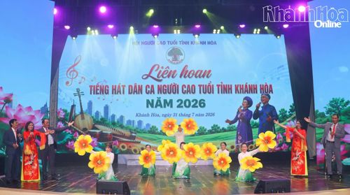 Tiết mục "Ai bảo chúng tôi già" do đội thi xã Vạn Ninh (đội 1, cụm 3) biểu diễn.