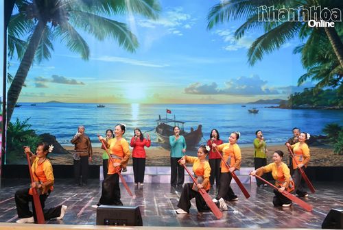 Tiết mục tái hiện cuộc sống lao động của người dân chài.