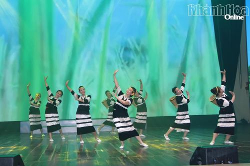Tiết mục múa "Những cô gái Raglai" do đội thi đến từ xã Ninh Sơn (cụm 1) biểu diễn.