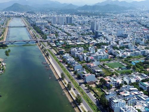 Dải cây xanh đường Vành đai 2 - nhánh phía nam đã xanh, sạch đẹp trở lại, góp phần đảm bảo mỹ quan đô thị.