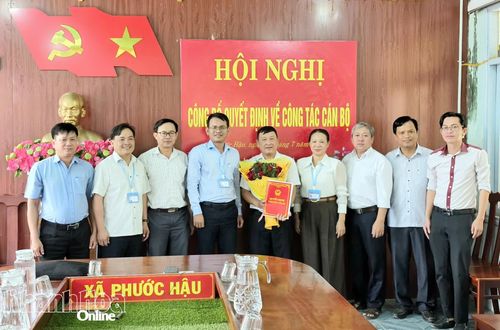 Lãnh đạo UBND xã Phước Hậu và các đại biểu chụp hình lưu niệm cùng ông Nguyễn Hùng Phi.