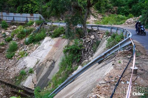Lan can bảo vệ đường bị lũ cuốn gãy vẫn chưa được khắc phục.