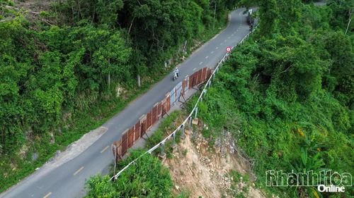 Một vị trí taluy âm trên đèo Khánh Sơn bị sạt lở, được đơn vị thi công rào chắn để đảm bảo an toàn. 