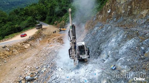 Công ty Cổ phần Quản lý và Xây dựng giao thông Khánh Hòa huy động tối đa lực lượng, phấn đấu hoàn thành công việc sửa chữa trước mùa mưa lũ năm 2026. 