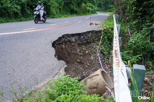 Một vị trí sạt lở taluy âm đang chờ khắc phục.