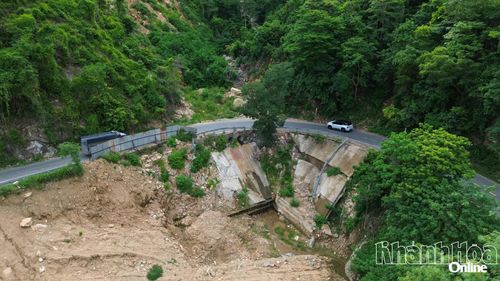 Vị trí sạt lở tại suối Tường Vi đang được khắc phục.