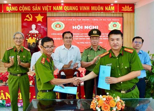 Công an xã và Chi hội Cựu công an nhân dân xã Vạn Thắng ký kết quy chế phối hợp.