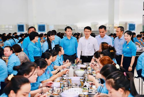 Phó Chủ tịch UBND tỉnh Nguyễn Thanh Hà và lãnh đạo các sở, ngành thăm hỏi đoàn viên, người lao động tại "Bữa cơm công đoàn" sau hội nghị đối thoại.