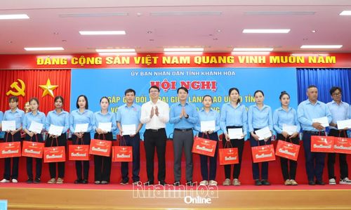Phó Chủ tịch UBND tỉnh Nguyễn Thanh Hà và lãnh đạo Liên đoàn Lao động tỉnh trao quà cho người lao động.