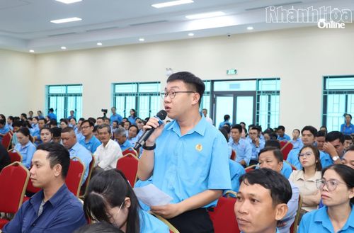 Đoàn viên, người lao động nêu ý kiến tại hội nghị đối thoại.
