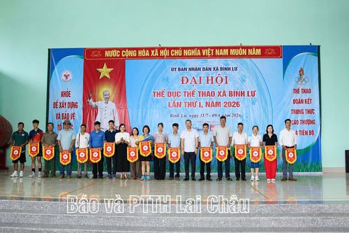 Ban tổ chức tặng Cờ lưu niệm cho các đoàn tham gia đại hội.