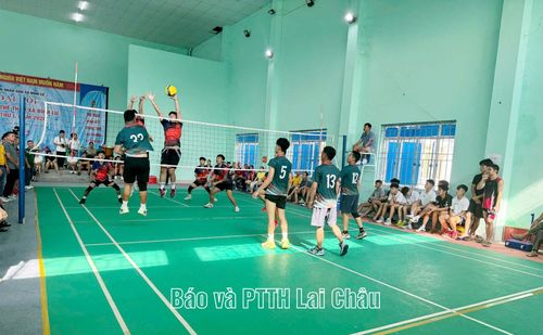 Vận động viên thi đấu bóng chuyền hơi.
