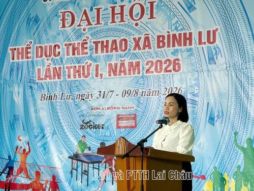 Bà Nguyễn Thị Nhàn - Phó Chủ tịch UBND xã, Trưởng Ban tổ chức Đại hội TDTT xã Bình Lư lần thứ I năm 2026 phát biểu khai mạc.
