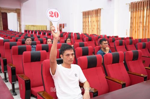 Khách hàng đấu giá quyền sử dụng đất tại phiên đấu giá.