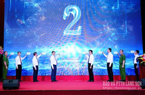 Các đại biểu nhấn nút khai trương "Trạm dịch vụ công số"