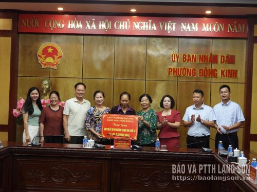 Đại diện Chi bộ khối 16 trao kinh phí cho hộ nghèo