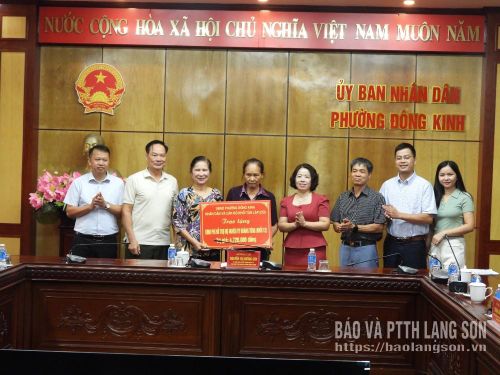 Đại diện cán bộ và Nhân dân khối Tân Lập cũ trao kinh phí hỗ trợ cho hộ nghèo