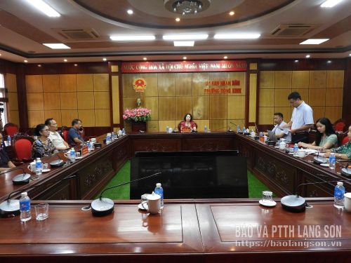 Đại diện lãnh đạo UBND phường Đông Kinh, các đơn vị tài trợ tham gia buổi trao kinh phí