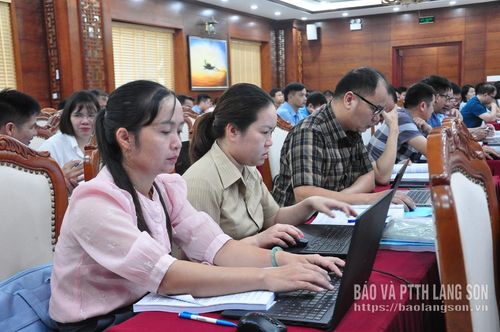 Các đại biểu thực hành trên máy tính trong khai thác và sử dụng hệ thống CSDL đất đai VNPT-ILIS