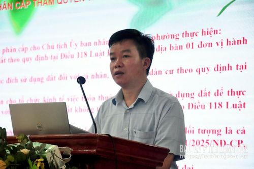 Báo cáo viên Sở Nông nghiệp và Môi trường phổ biến các quy định mới về lĩnh vực đất đai