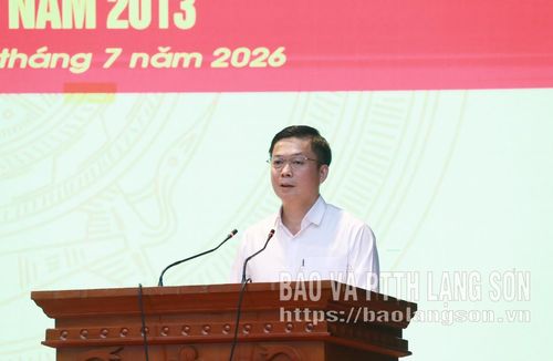 Đồng chí Đinh Hữu Học, Ủy viên Ban Thường vụ Tỉnh ủy, Phó Chủ tịch Thường trực UBND tỉnh phát biểu tại hội nghị
