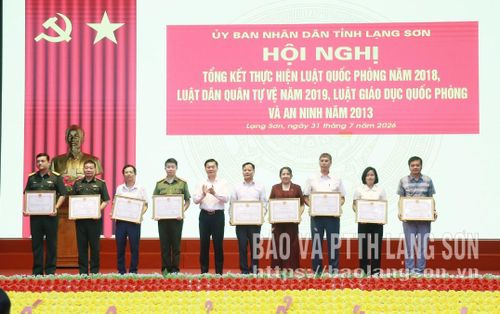 Lãnh đạo UBND tỉnh trao bằng khen cho các tập thể xuất sắc